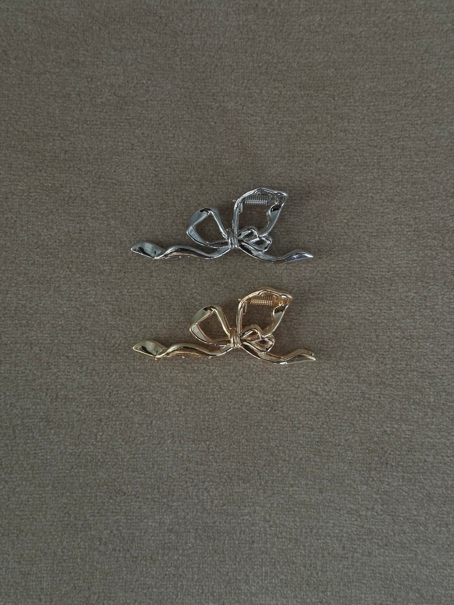 Petite Metallic Bow Claw
